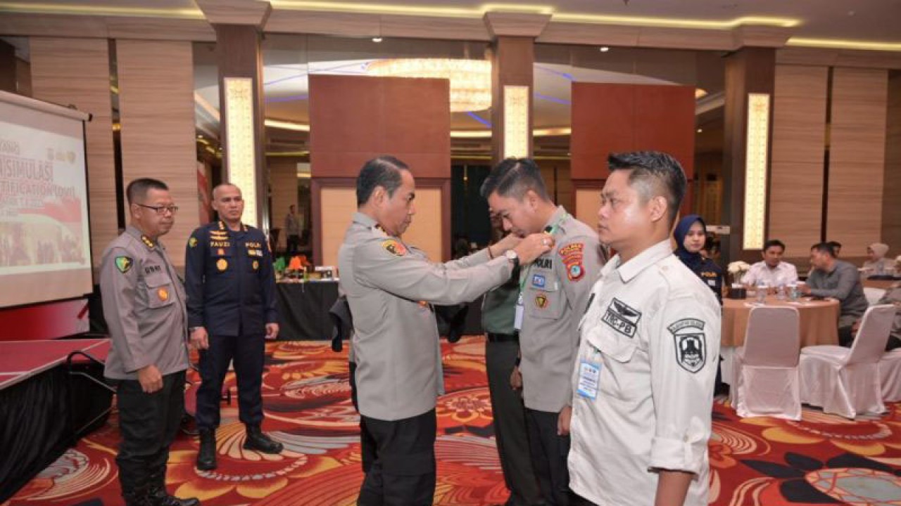 Kapolda Kalsel Irjen Pol Andi Rian Djajadi saat menyematkan tanda peserta yang mengikuti sosialisasi dan simulasi DVI di Banjarmasin, Selasa (11/7/2023). (ANTARA/Firman)