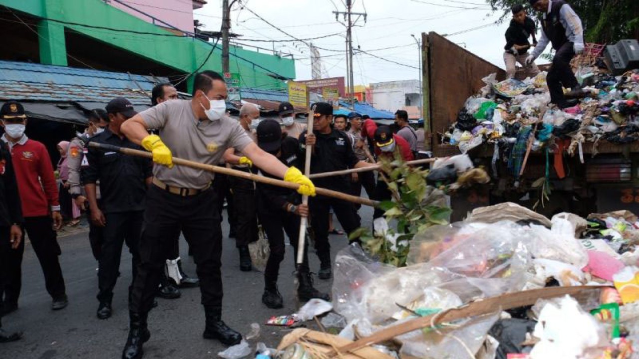 Kapolda Kalsel Irjen Pol Andi Rian R Djajadi dengan menggunakan sekop memimpin pembersihan sampah yang menumpuk di Pasar Sudimampir untuk diangkut ke truk menuju tempat pembuangan akhir (TPA), Kamis (13/7/2023). (ANTARA/Firman)