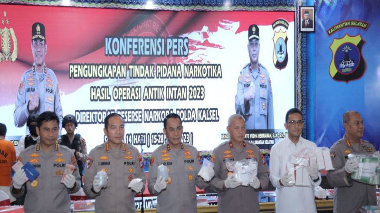 Kapolda Kalsel Irjen Pol Andi Rian Djajadi menunjukkan barang bukti yang disita selama Operasi Antik 2023 di Aula Bhayangkari Mathilda Batlayeri di Banjarmasin, Senin (17/7/2023). (ANTARA/Firman)