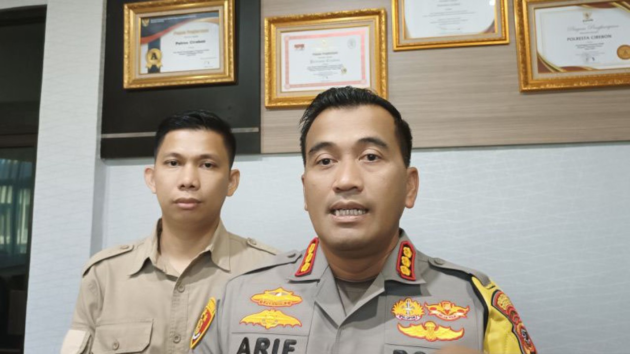 Kapolresta Cirebon Kombes Pol Arif Budiman memberi keterangan kepada media di Cirebon, Jawa Barat, Sabtu (15/7/2023). (ANTARA/Khaerul Izan)
