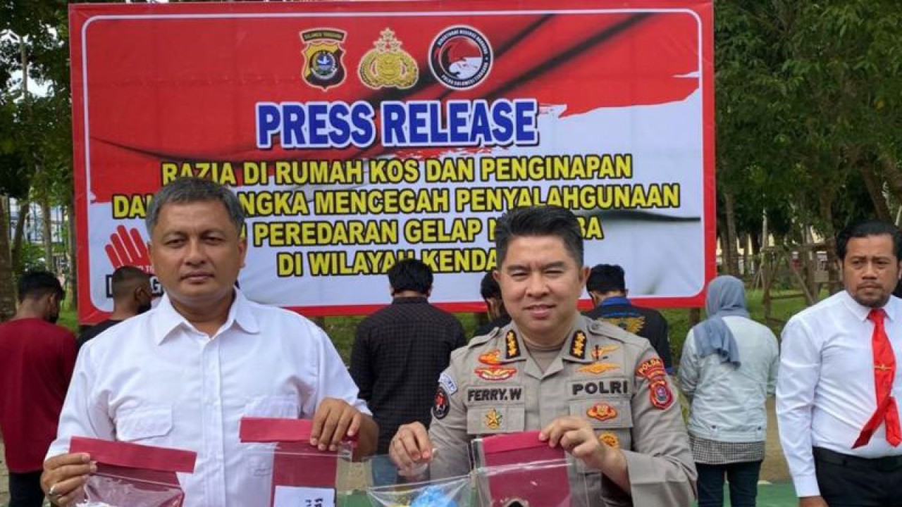 Direktur Resnarkoba Kombes Pol Bambang Tjahjo Bawono (kiri) dan Kabid Humas Polda Sultra Kombes Pol Ferry Walintukan (kanan). (Antara/La Ode Muh Deden Saputra)