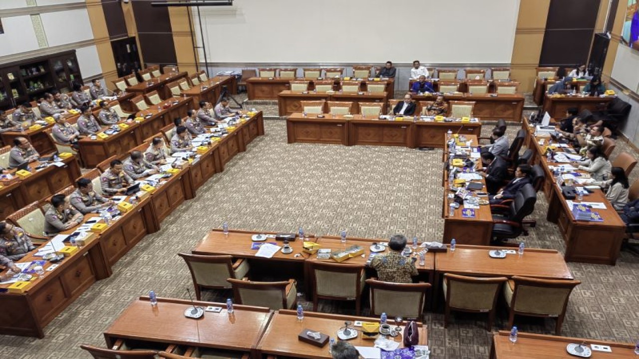 Suasana rapat dengar pendapat antara Kakorlantas Polri Irjen Pol Firman Shantyabudi bersama Komisi III DPR RI di Kompleks Parlemen Senayan, Jakarta, Rabu (5/7/2023). (ANTARA/Melalusa Susthira K.)