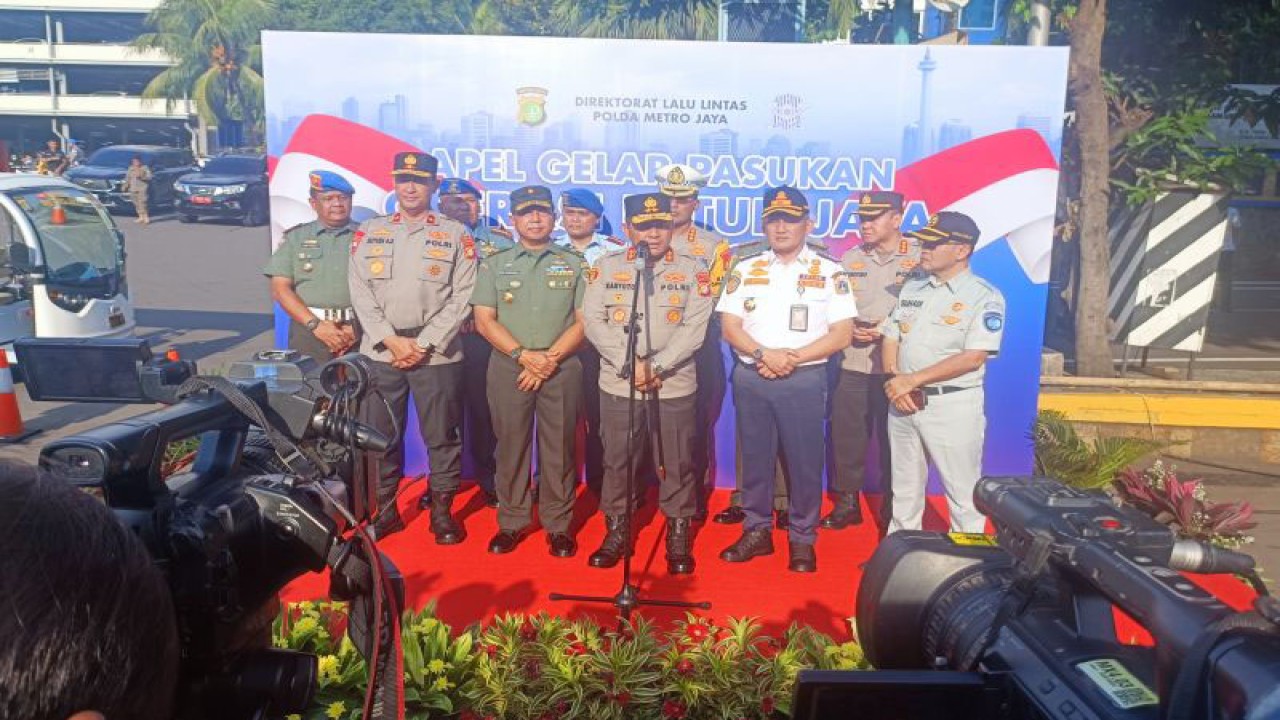 Kapolda Metro Jaya Irjen Pol Karyoto saat konferensi pers Gelar Pasukan Operasi Patuh Jaya 2023 di Lapangan Presisi Polda Metro Jaya, Senin (10/7/2023). ANTARA/Ilham Kausar