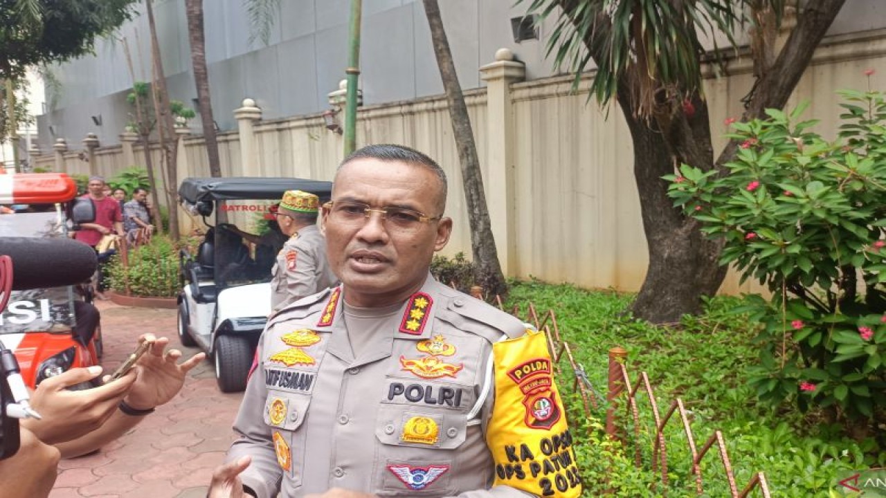 Direktur Lalu Lintas Polda Metro Jaya Kombes Pol Latif Usman saat menjawab pers di Jakarta, Jumat (14/7/2023). ANTARA/Ilham Kausar