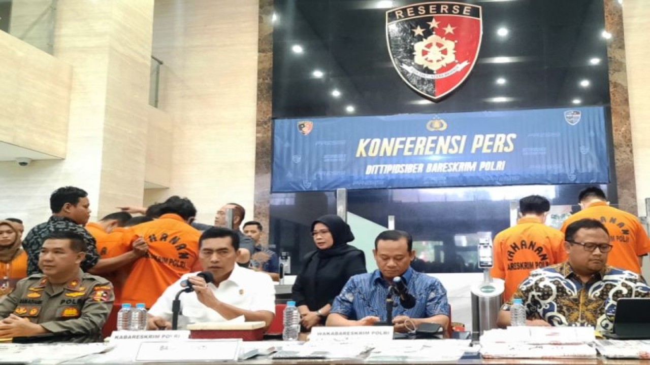 Kabareskrim Komjen Pol. Wahyu Widada (tengah) menyampaikan keterangan pers pengungkapan kasus IMEI ilegal di Mabes Polri, Jakarta, Jumat (28/7/2023). ANTARA/Laily Rahmawaty
