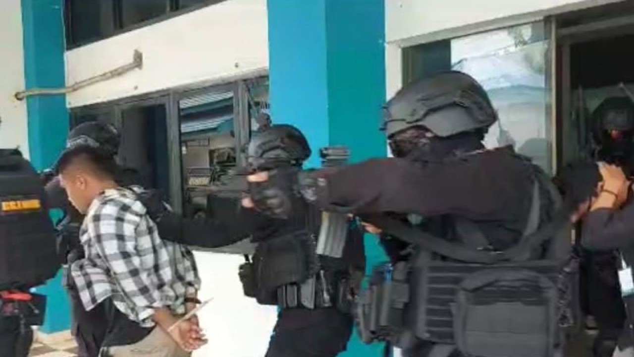 Sat Brimob Polda Sultra saat melakukan pelatihan simulasi anti teror di PLN Kendari. (Antara/La Ode Muh Deden Saputra)
