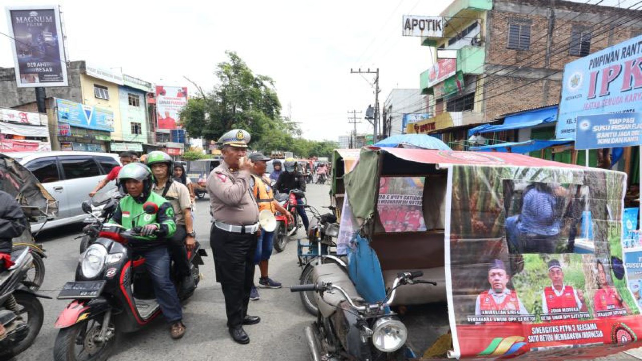 Personel Direktorat Lalu Lintas Polda Sumatera Utara , saat menggelar Operasi Patuh Toba 2023. (ANTARA/HO-Humas Polda Sumut)