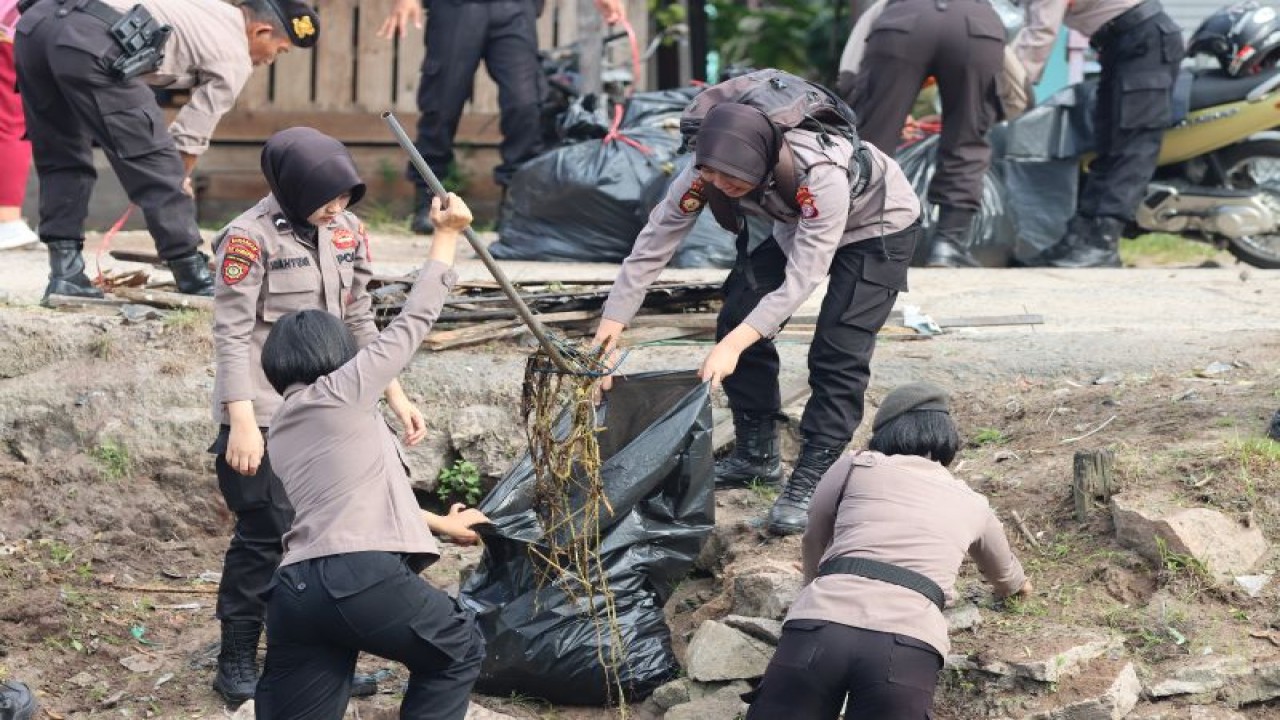 Personel Polwan Polda Kalteng juga terlibat dalam kegiatan peduli lingkungan dengan membersihkan irigasi di Jalan Mendawai dan Sungai Kahayan yang berada di Kota Palangka Raya, Kamis (13/7/2021). ANTARA/Humas Polda Kalteng.