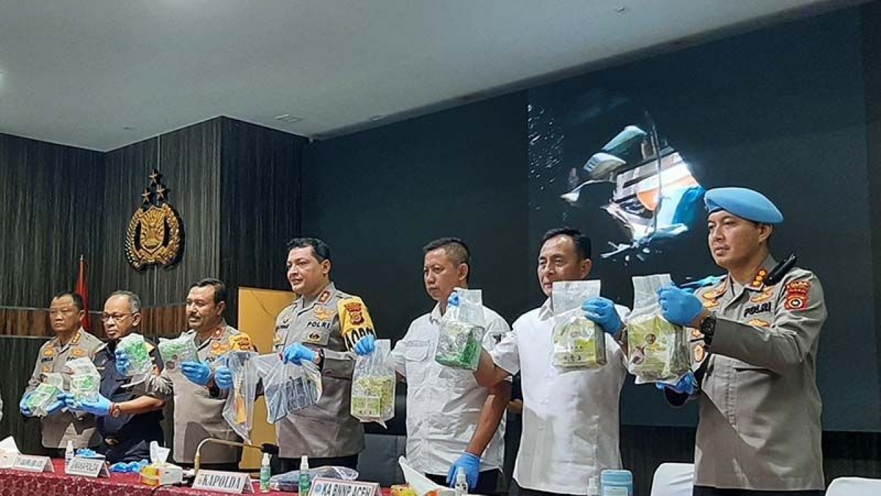 Kapolda Aceh Irjen Pol Ahmad Haydar (tengah) memperlihatkan barang bukti narkoba jenis sabu-sabu di Mapolda Aceh, Banda Aceh, Rabu (12/7/2023). ANTARA/M Haris SA