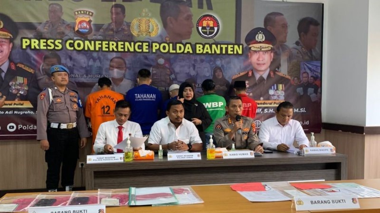 Kombes Pol Didik Hariyanto (kedua kanan) beserta jajaran saat memberi Keterangan Pers kasus tindak pidana perdagangan orang (TPPO) di Polda Banten, Senin (24/7/2023). ANTARA/Faradian Taufiq