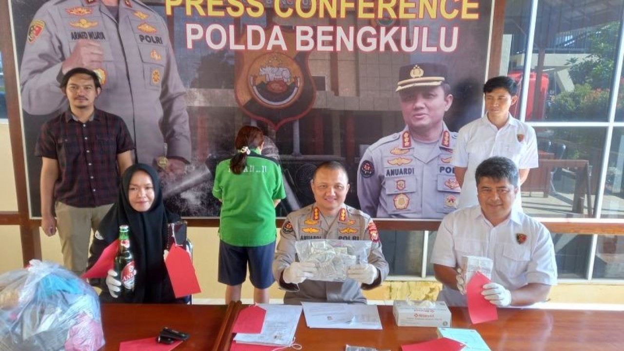 Kabid Humas Polda Bengkulu Kombes Pol Anuardi saat menyampaikan rilis TPPO di Mapolda Bengkulu, Kamis (13/7/2023). ANTARA/Anggi Mayasari