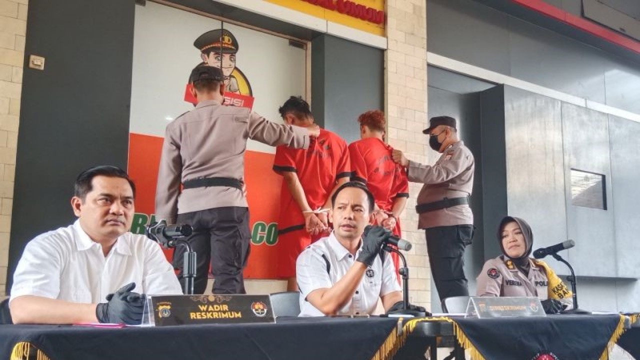 Dirreskrimum Polda DIY Kombes Pol FX Endriadi (tengah) memberikan keterangan kepada awak media terkait kasus pembunuhan disertai mutilasi di Mapolda DIY, Sleman, Minggu (16/7/2023) (ANTARA/Luqman Hakim)