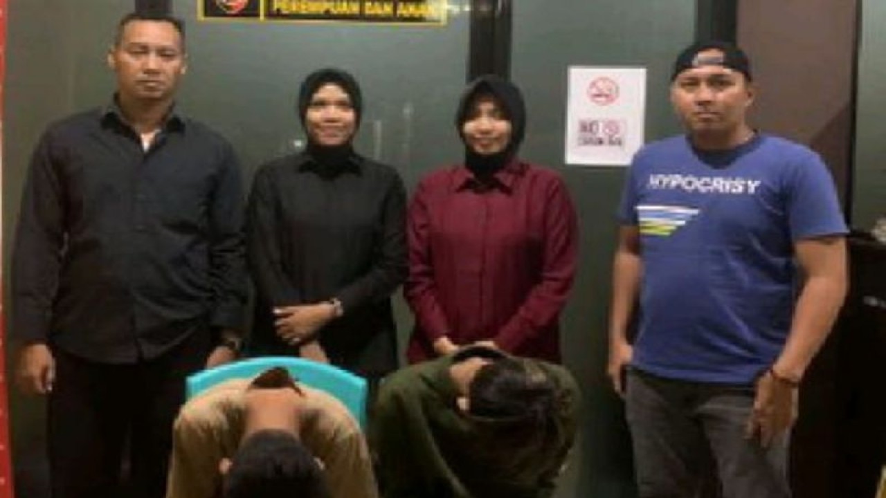 Personel kepolisian bersama dua remaja pelaku tindakan perdagangan orang di Merangin. ANTARA/HO-Polda Jambi