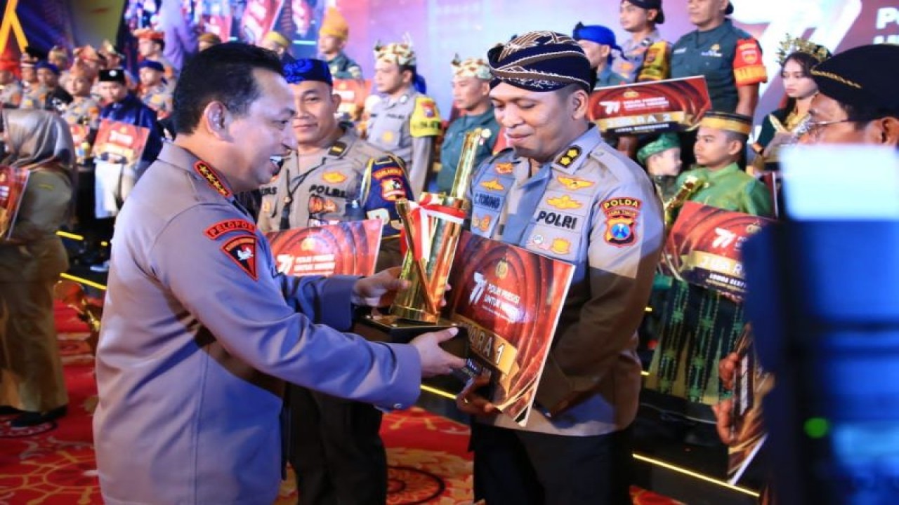 Kabagbinkar SDM Polda Jatim AKBP Christian Tobing (kanan) menerima penghargaan dari Kapolri Jenderal Polisi Listyo Sigiti Prabowo beberapa waktu lalu. ANTARA/HO-SDM Polda Jatim