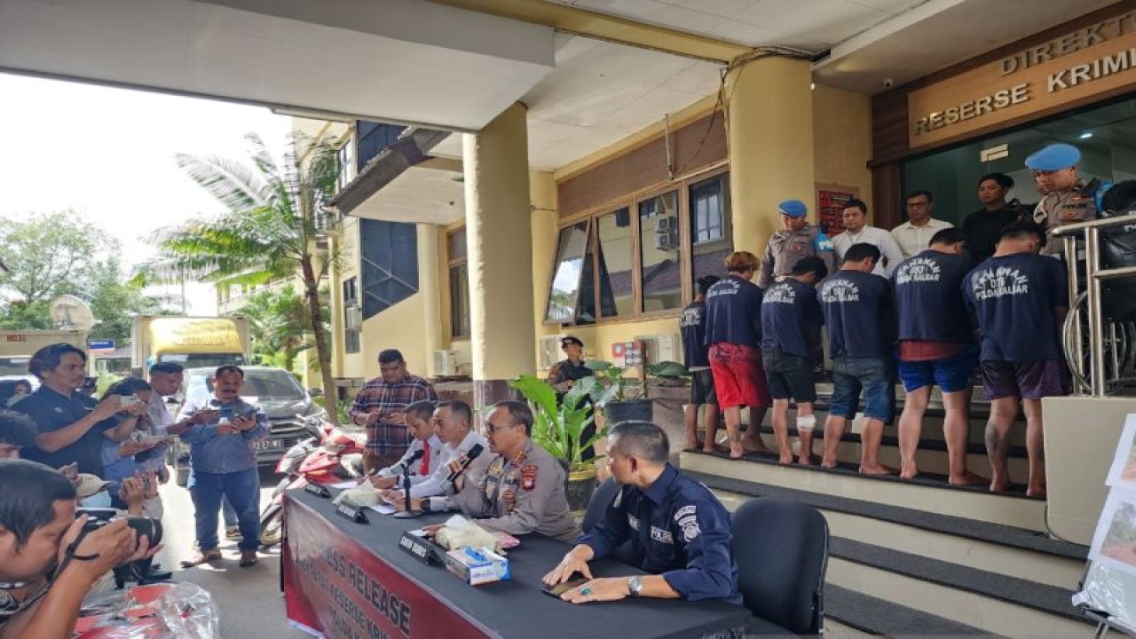 Direktur Reserse Kriminal Umum (Dirreskrimum) Polda Kalbar, Kombes Pol Bowo Gede Imantio di dampingi Kabid Humas Polda Kalbar menggelar konfrensi pers penangkapan tujuh pelaku perampokan mobil Box di Mapolda Kalbar (Rendra Oxtora)