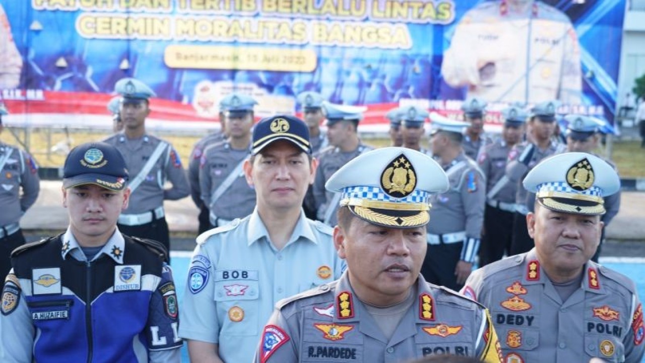 Direktur Lalu Lintas Polda Kalsel Kombes Pol Robertho Pardede memberikan keterangan pers usai memimpin apel gelar pasukan Operasi Patuh Intan 2023 di Banjarbaru, Senin (10/7/2023). ANTARA/Firman.