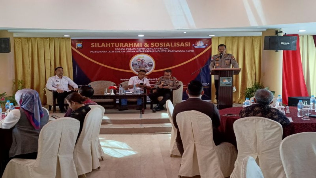 Polda Kepri bersama Pemerintah Kota Batam dan instansi lainnya mensosialisasikan penggunaan Polri Super App kepada pelaku pariwisata (ANTARA/Yude)