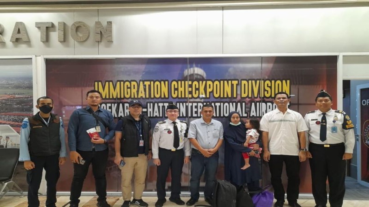 Proses pemberangkatan WNA asal Malaysia yang meminta dipulangkan ke negara asal karena mendapatkan perlakuan tidak baik dari suami di Lampung. Minggu, (23/7/2023). (ANTARA/HO-Humas Polda Lampung)