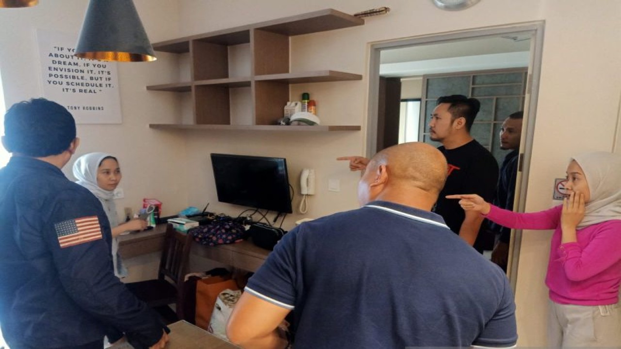 Tim Subdit Resmob Ditreskrimum Polda Metro Jaya saat melakukan penangkapan tersangka penipuan reseller ponsel Rihana dan Rihani di M Town Residence Gading Serpong, Kabupaten Tangerang, Selasa (4/7/2023). ANTARA/HO-Direktorat Reserse Kriminal Umum Polda Metro Jaya