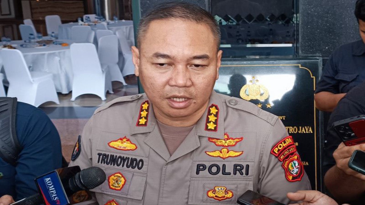 Kabid Humas Polda Metro Jaya saat diwawancarai di Jakarta, Selasa (27/6/2023) ANTARA/Ilham Kausar
