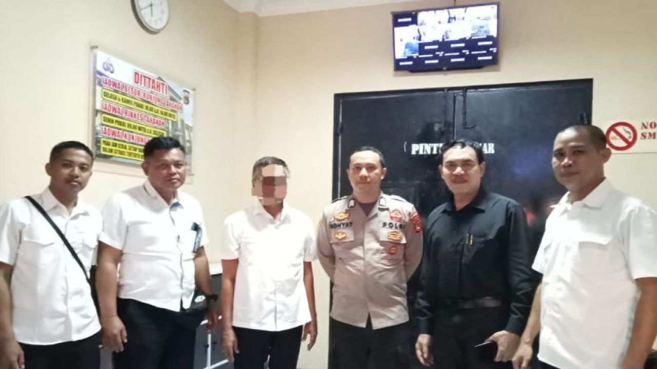 Penyidik kepolisian mendampingi tersangka korupsi proyek pengadaan alat kesenian marching band pada Dinas Dikbud NTB pada tahun anggaran 2017 yang berperan sebagai PPK berinisial MI (ketiga kiri) untuk menjalani penahanan di Rutan Polda NTB, Rabu (5/7/2023) sore. ANTARA/HO-Humas Polda NTB
