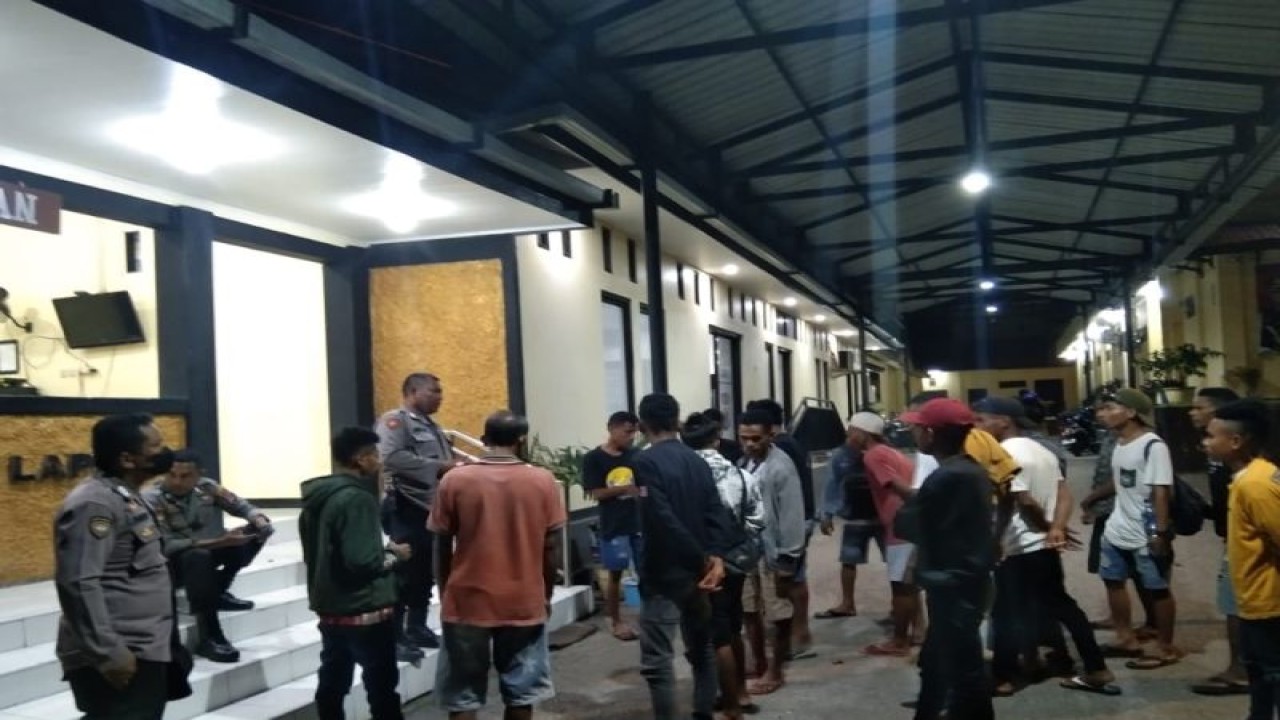 Aparat Kepolisian Resort Kupang Kota Polda Nusa Tenggara Timur mengagalkan keberangkatan puluhan orang calon pekerja migran Indonesia (PMI) non prosedural yang hendak menuju Provinsi Kalimantan Tengah. (ANTARA/HO-Humas Polres Kupang Kota)