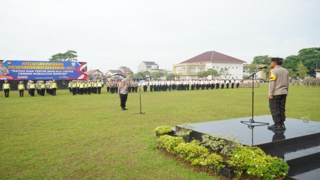 Wakapolda Riau Brigjen Pol K Rahmadi ketika memimpin apel gelar pasukan halaman Mapolda Riau, Jalan Patimura, Pekanbaru, Senin. ANTARA/HO-Polda Riau.