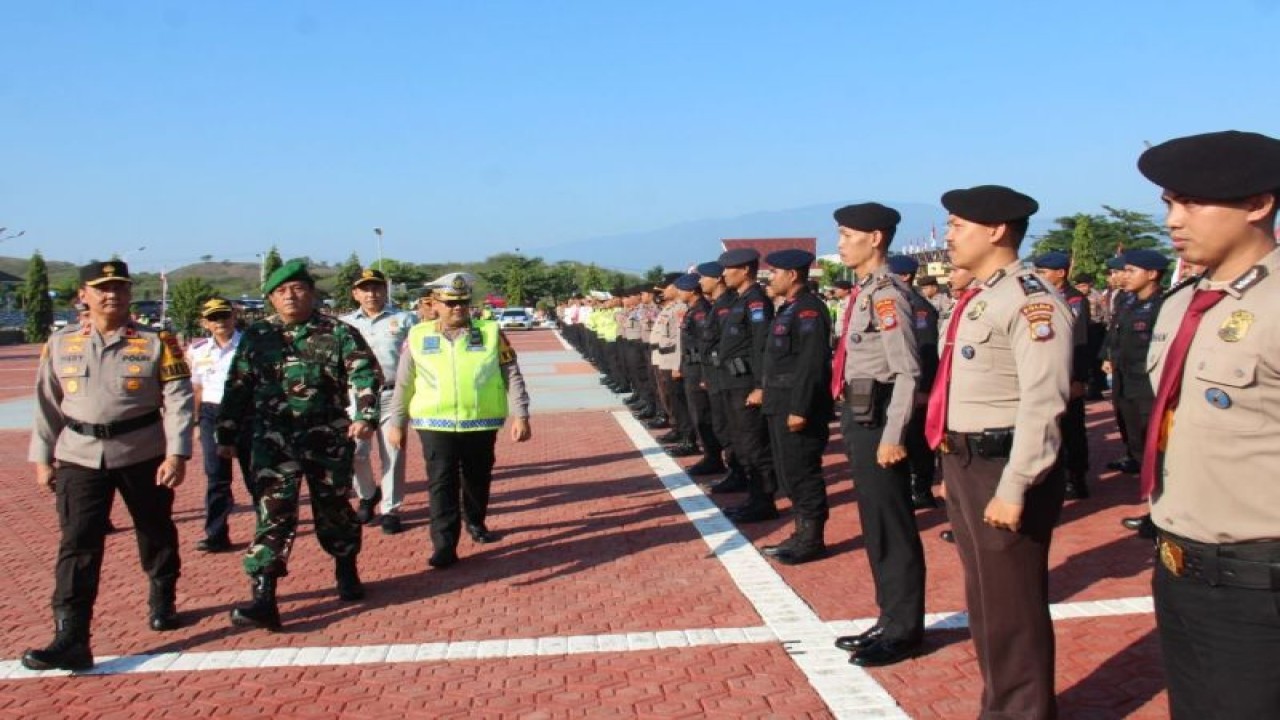 Wakapolda Sulteng Brigjen Pol. Hery Santoso mengecek persiapan personel maupun sarana dan prasarana pendukung pada apel gelar pasukan Operasi Patuh Tinombala 2023 di Mapolda Sulteng, Senin (10/7/2023). ANTARA/HO-Humas Polda Sulteng.