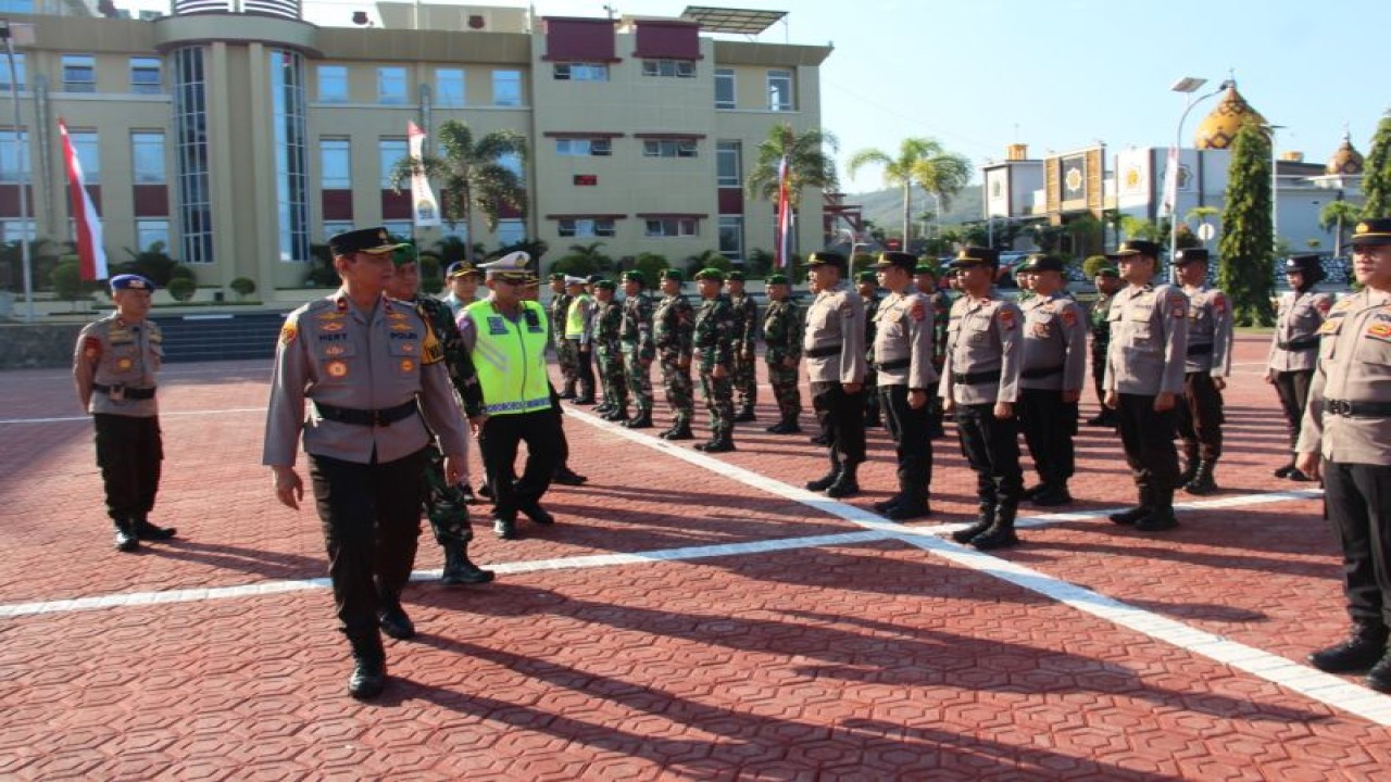 Wakapolda Sulteng, Brigjen Pol Hery Santoso mengecek kesiapan personel dalam gelar pasukan Operasi Patuh Tinombala 2023 di Mapolda Sulteng, Senin (10/7/2023). ANTARA/HO-Humas Polda Sulteng