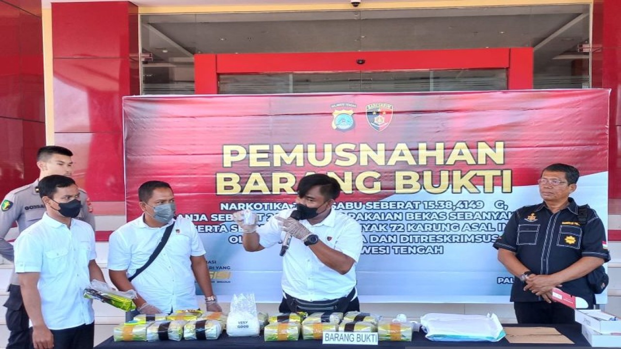 Pengujian barang bukti narkotika jenis sabu oleh kepolisian terhadap perkara penyeludupan sabu jaringan internasional seberat 15 kilogram di Mapolda Sulteng, di Palu, Kamis (27/7/2023). ANTARA/Kristina Natalia