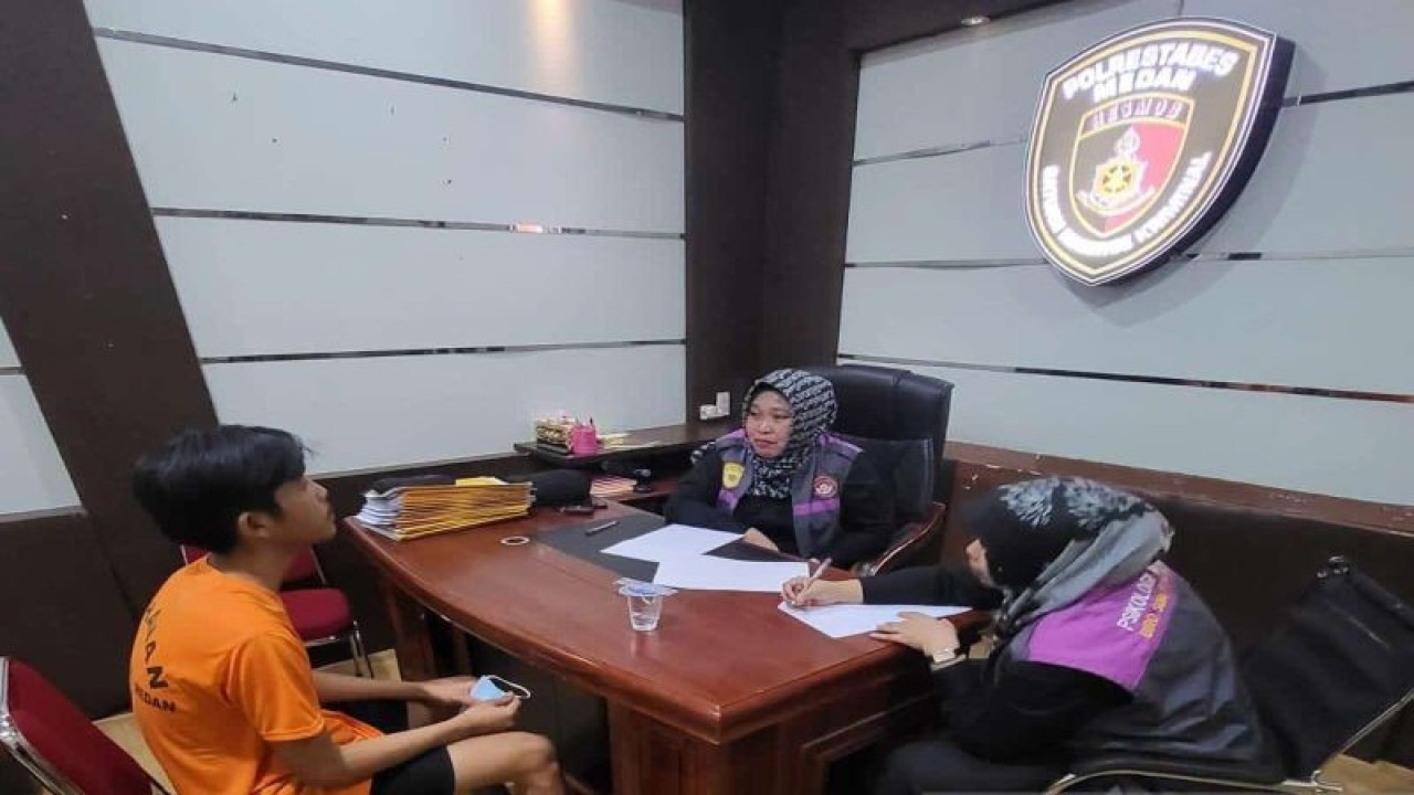 Tim Psikologi Polda Sumatera Utara saat melakukan 'criminal profiling' terhadap pelaku kejahatan jalanan di Mapolrestabes Medan. (ANTARA /H0- Humas Polda Sumut).