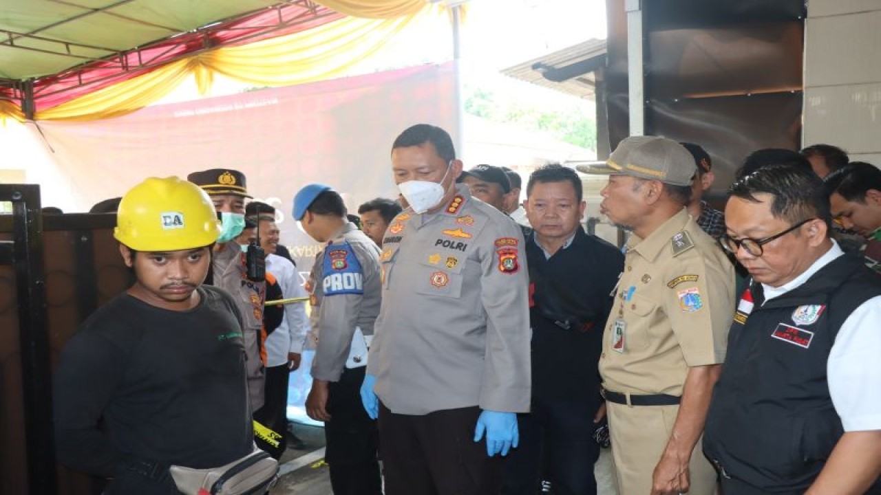 Kapolres Metro Jakarta Pusat Kombes Pol Komarudin saat melakukan memimpin pembongkaran tangki septik di klinik aborsi ilegal di Kemayoran, Jakarta Pusat, Senin (3/7/2023) ANTARA/HO-Polres Jakarta Pusat
