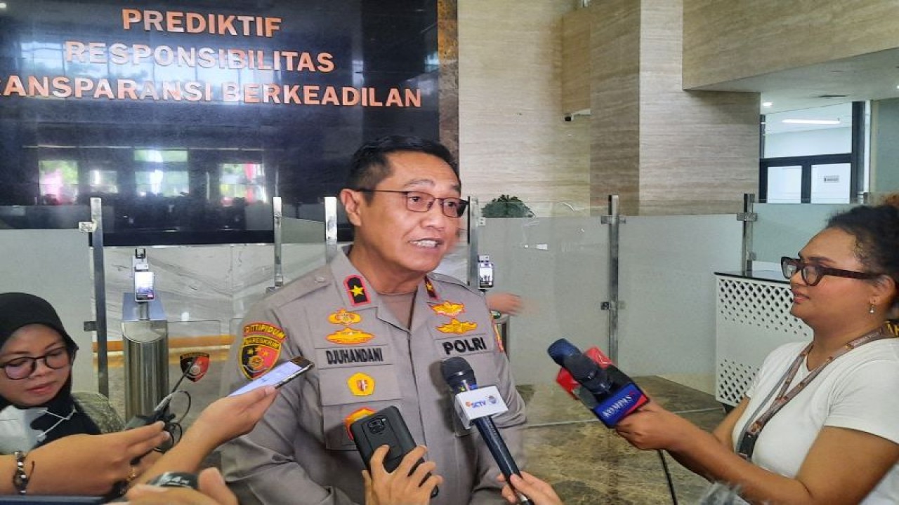 Direktur Tindak Pidana Umum (Dirtipidum) Bareskrim Polri Brigjen Pol. Djuhandhani Rahardjo Puro memberikan keterangan kepada wartawan di Bareskrim Mabes Polri, Jakarta, Senin (3/7/2023). ANTARA/Laily Rahmawaty