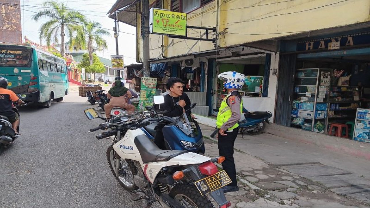 Personel Satuan lalu Lintas Polres Bangka Barat melakukan pengawasan pusat keramaian guna mencegah kecelakaan. (ANTARA/ Donatus Dasapurna)