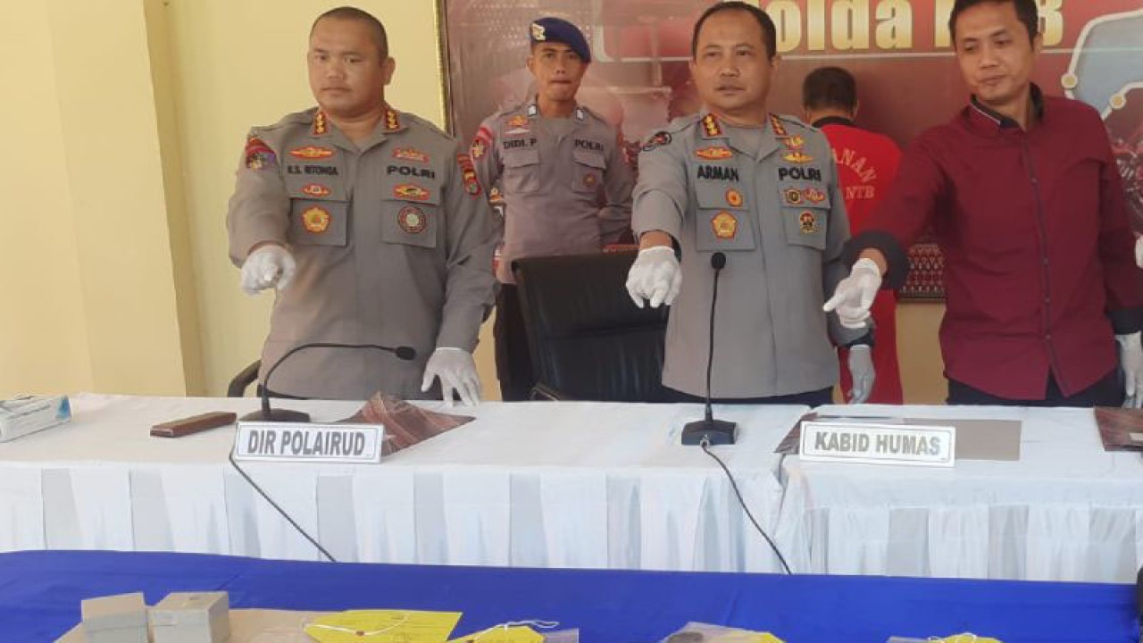 Pihak kepolisian menunjukkan sampel detonator dalam kotak putih yang menjadi objek barang perdagangan ilegal dalam konferensi pers di Polda NTB, Rabu (5/7/2023). ANTARA/Dhimas BP