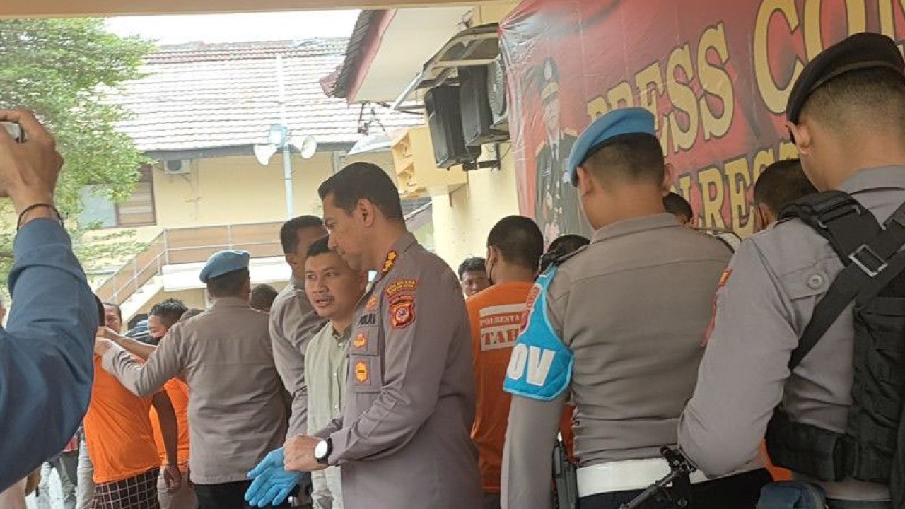 Para tersangka kasus narkoba saat digiring polisi usai hadir dalam ungkap kasus penangkapannya di Mapolresta Bogor Kota, Kamis (6/7/2023). (ANTARA/Linna Susanti)
