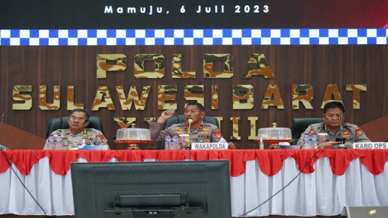 Wakapolda Sulbar Brigjen Polisi Rachmat Pamudji (tengah) pada pembukaan Latihan Pra Operasi (Latpra) Patuh Marano 2023, di Mapolda Sulbar, Kamis (6/7). (ANTARA/HO/Humas Polda Sulbar)