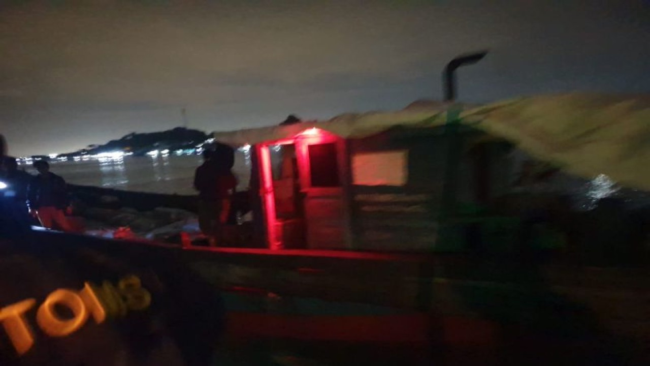 Kapal kayu diduga mengangkut tas dan septu ilegal yang diamankan petugas Bea Cukai Batam (ANTARA/HO-Humas Bea Cukai)