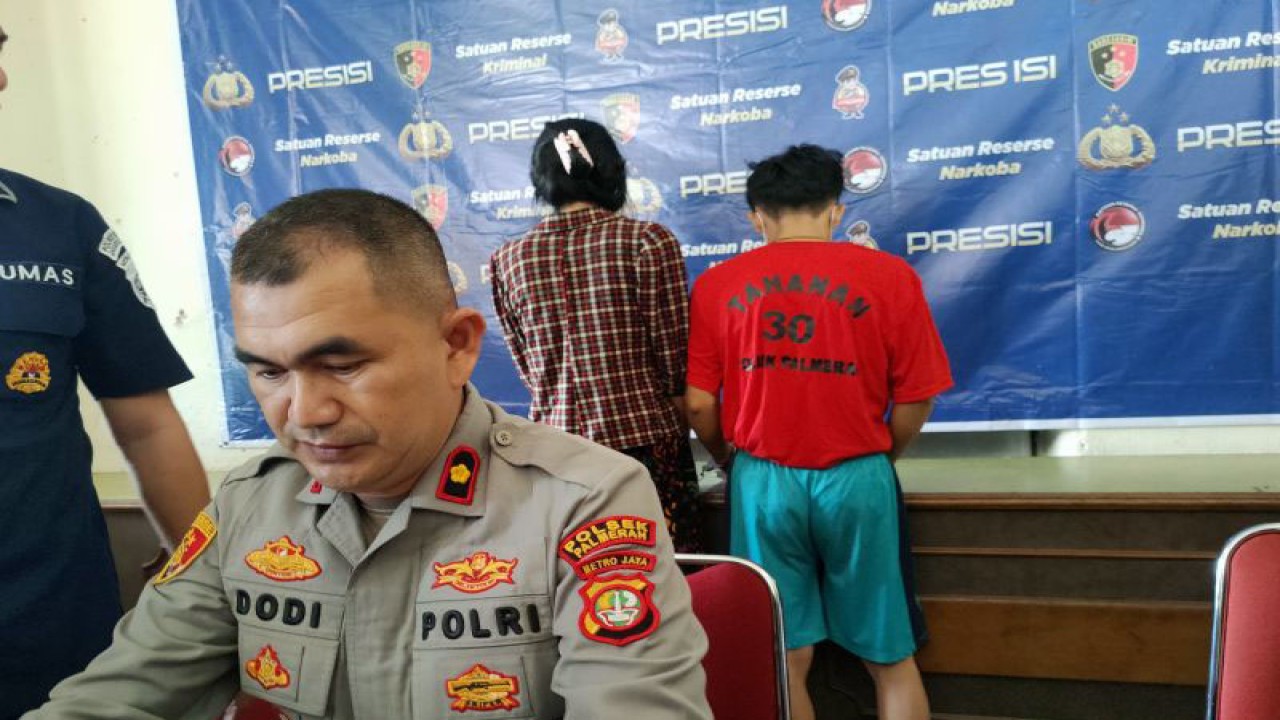 Polisi menangkap pasangan suami istri pencuri motor di Jalan Kemanggisan Ilir, Gang 1, No. 31, RT/ RW 018/08, Kemanggisan, Palmerah, Jakarta Barat, Selasa (11/7/2023). ANTARA/Risky Syukur
