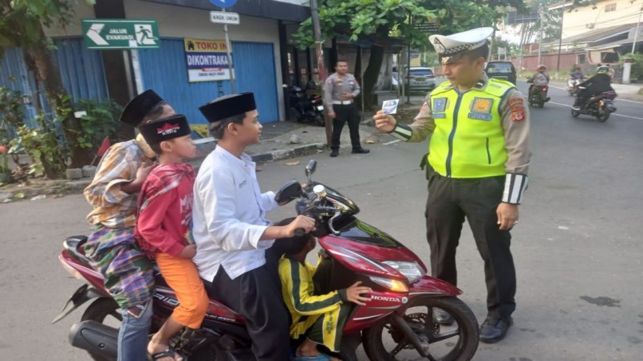 Polisi memberikan sosialisasi kepada pelanggar lalu lintas. (ANTARA/HO-Humas Polda Jabar)