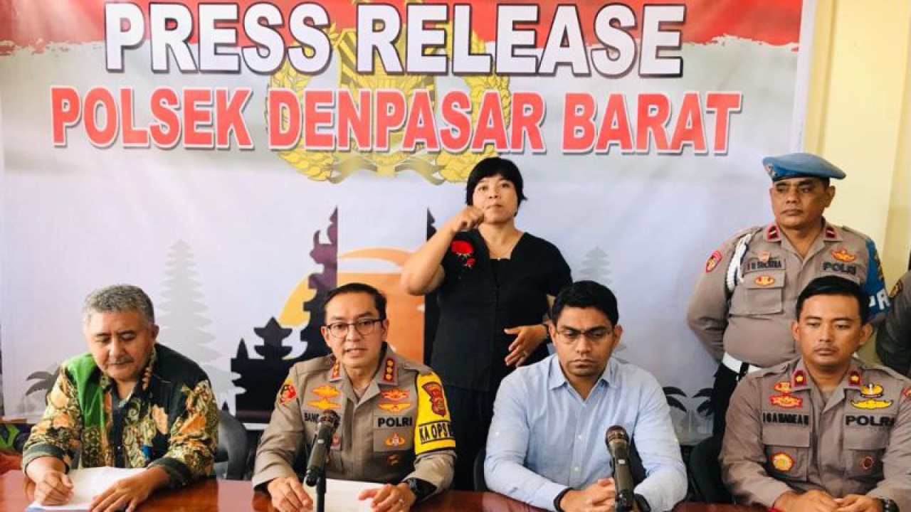 Kepala Kepolisian Resor Kota Denpasar Komisaris Besar Polisi Bambang Yugo Pamungkas (kedua dari kiri) didampingi Kasatreskrim Polresta Denpasar Kompol Losa Lusiano Araujo (kedua dari kanan), Kapolsek Denpasar Barat Kompol I Gusti Ngurah Made Ari Herawan (paling kanan) dan ahli forensik RSUP Sanglah Dokter Ida Bagus Putu Alit mengungkap ke publik hasil penyelidikan terhadap kasus tewasnya ayah dan anak di Denpasar, Bali, Selasa (11/7/2023). ANTARA/Rolandus Nampu