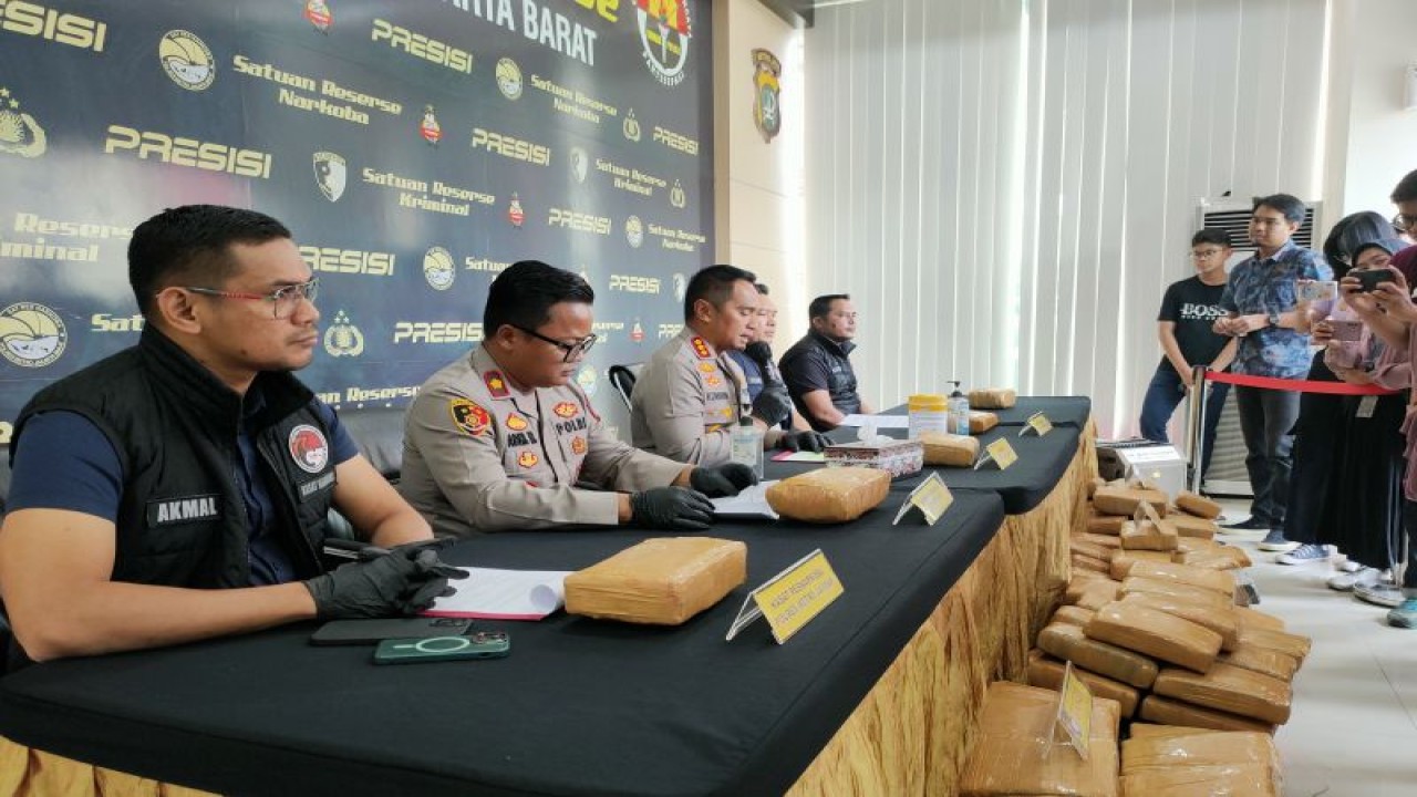 Pengungkapan peredaran 92 kilogram narkoba jenis ganja kering asal Sumatera Utara dalam jumpa pers di Polres Metro Jakarta Barat, Kamis (13/7/2023). ANTARA/Risky Syukur