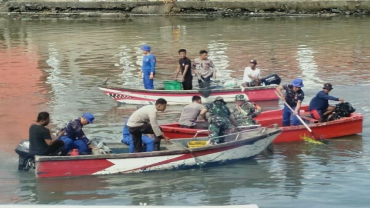 Personel Polisi, TNI dan masyarakat bersama-sama bersihkan sampah di sungai. ANTARA/HO-Humas Polda Sulut (1)