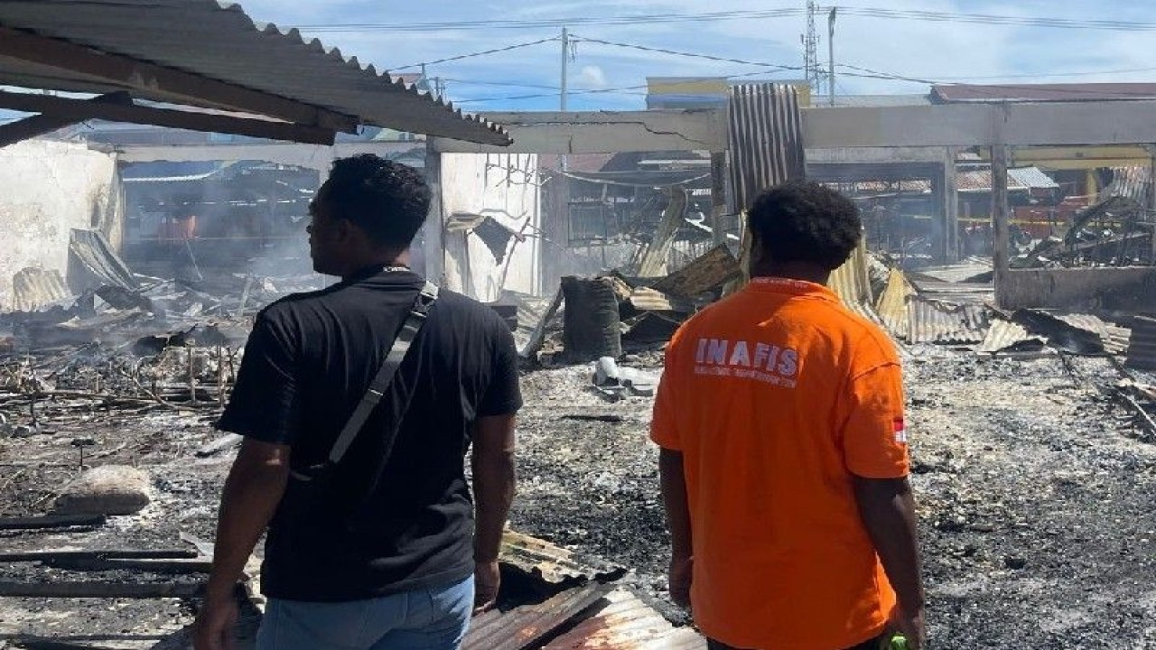 Polisi selidiki penyebab kebakaran di Universitas Satya Wiyata Mandala Nabire yang terjadi Minggu (16/7). ANTARA/HO/Humas Polda Papua.