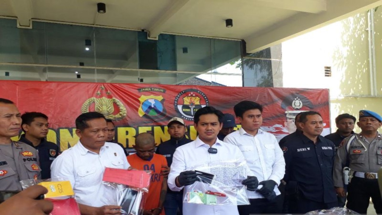 Polres Kediri saat gelar perkara kasus pembunuhan ayah kandung kepada anak kandung di Mapolres Kediri, Jawa Timur, Senin (17/7/2023). Pelaku tega membunuh anak kandungnya dan memasukkan tubuh ke karung lalu dibuang ke saluran irigasi. ANTARA/ Asmaul