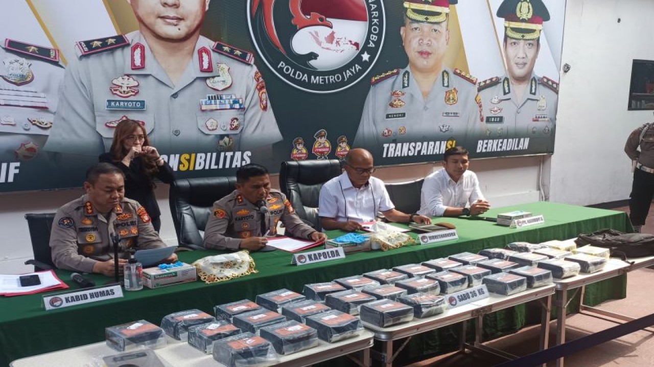 Kapolda Metro Jaya Irjen Pol Karyoto (kedua dari kiri) bersama Direktur Reserse Narkoba Kombes Pol Hengki (kedua dari kanan) saat konferensi pers di Jakarta, Senin (17/7/2023). ANTARA/Ilham Kausar