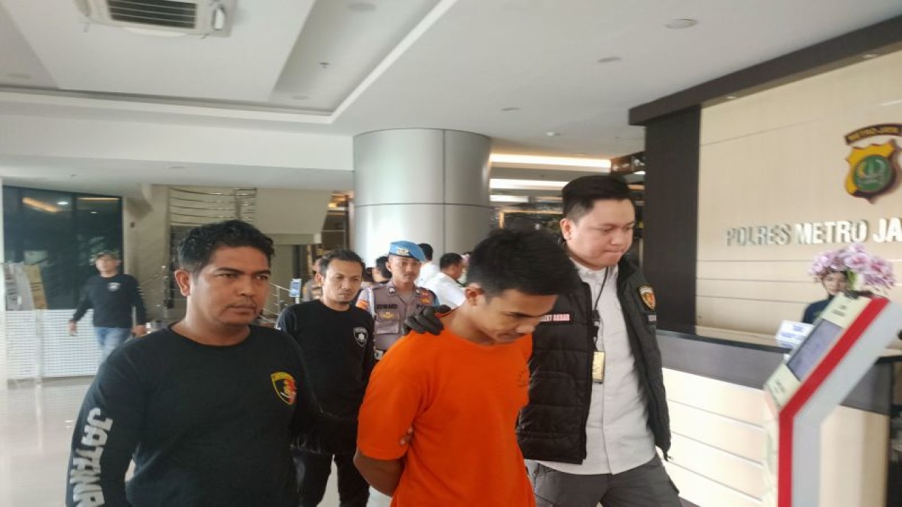 Polisi mengungkap pelaku pembunuhan berinisial HS (30) terhadap seorang wanita yang tengah hamil berinisial P (26) dalam jumpa pers di Polres Metro Jakarta Barat, Senin (17/7/2023). ANTARA/Risky Syukur