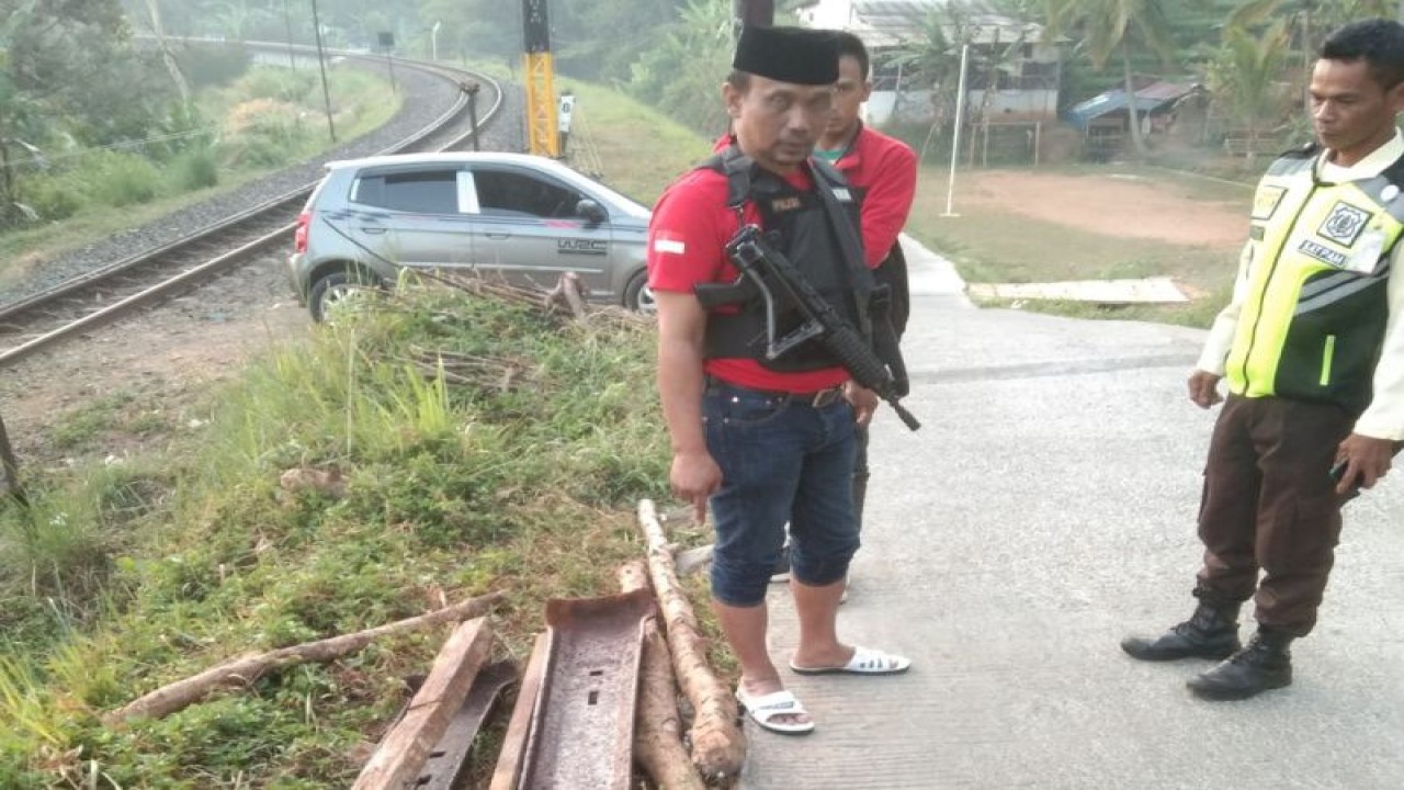 Polisi mengamankan lokasi pencurian besi rel kereta api di Kecamatan Malangbong, Kabupaten Garut, Jawa Barat, Selasa (18/7/2023). ANTARA/HO-Polsek Malangbong.