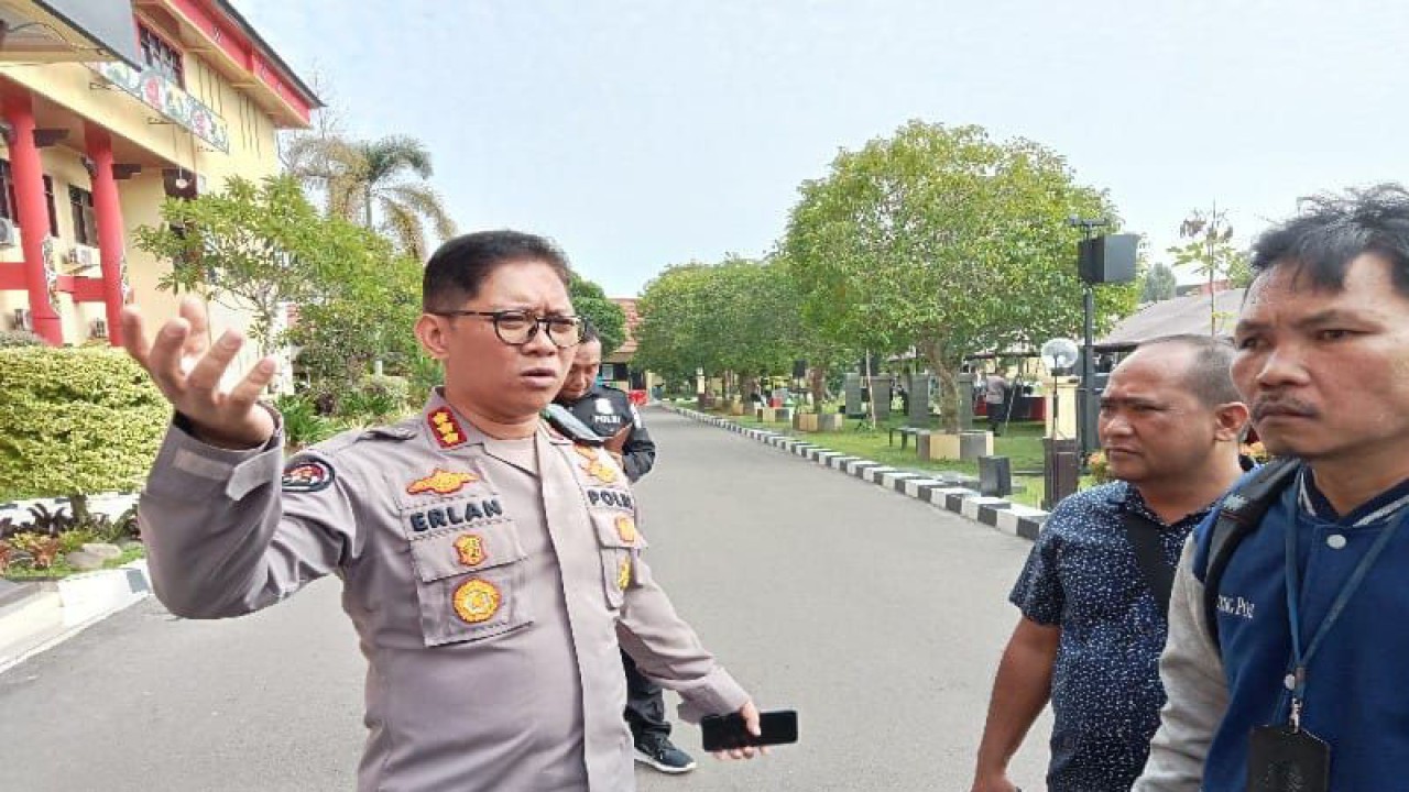 Kabid Humas Polda Kalteng Kombes Pol erlan Munaji berkomunikasi dengan sejumlah awak media di Mapolda setempat, Kota Palangka Raya, Selasa (18/7/2023). ANTARA/Adi Wibowo