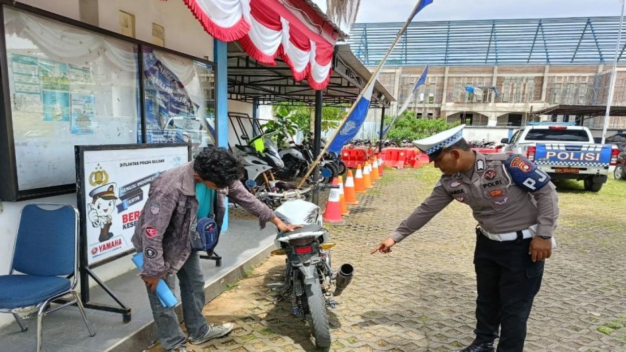 Personel Ditlantas Polda Sulbar memeriksa kondisi kendaraan salah seorang warga pada pelaksanaan Operasi Patuh Marano, Selasa (18/7/2023). ANTARA/HO/Humas Polda Sulbar